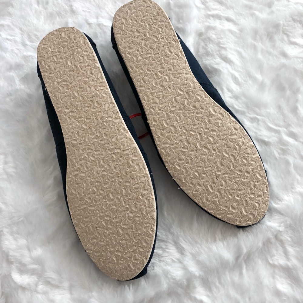 TOMS navy canvas slip ons flats NWOT sz 9.5 - Picture 2 of 2